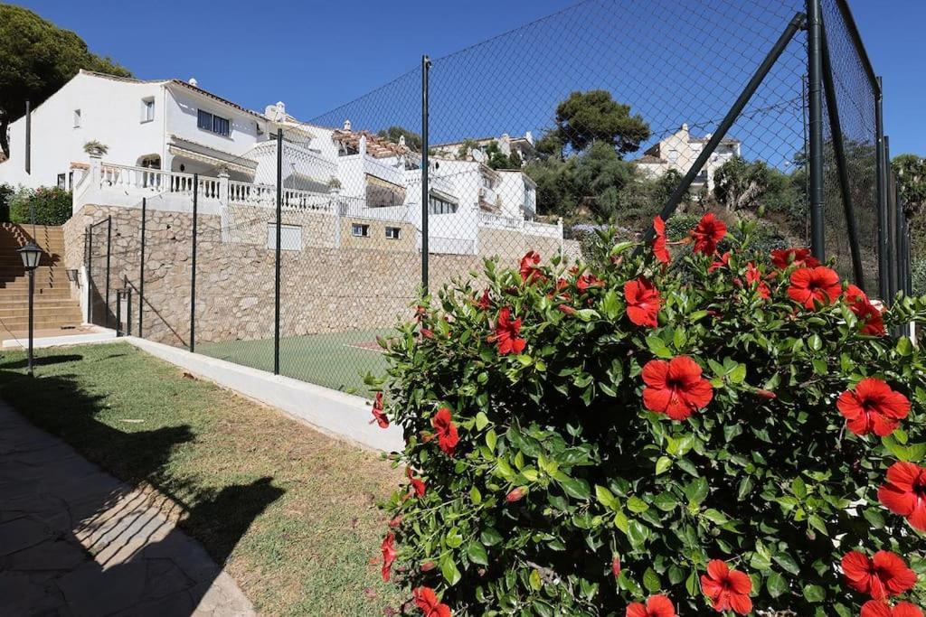 Quaint 2 Bedroom Townhouse With Pool Close To Sea! Benalmadena Luaran gambar